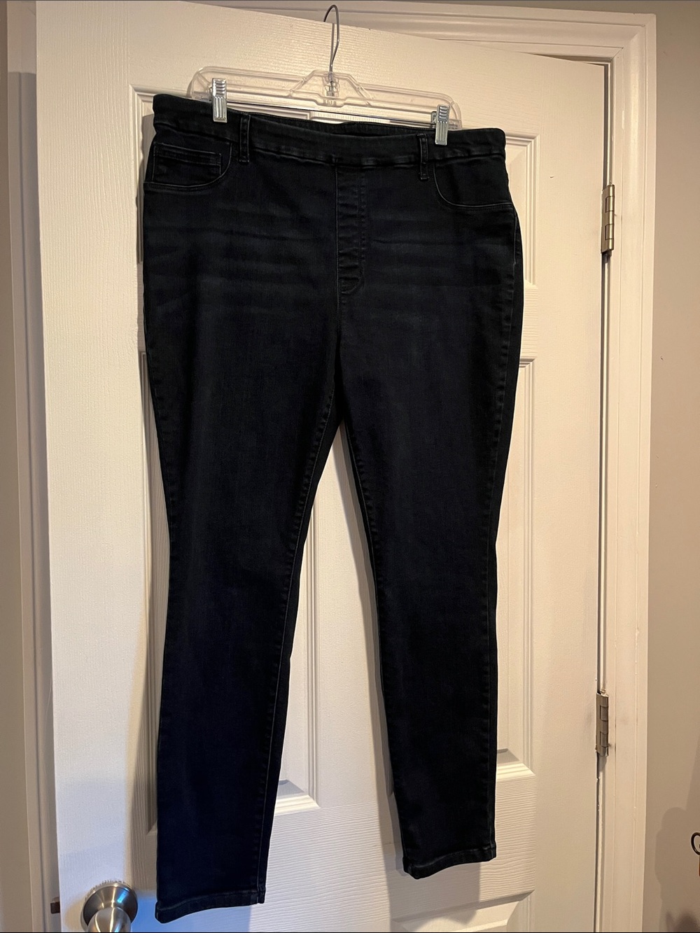 Time and Tru Women's Black Straight Leg Jeans. Size XL 16/18